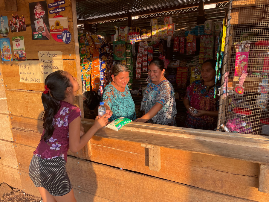 Mujeres atienden su tienda de abarrotes en Guatemala