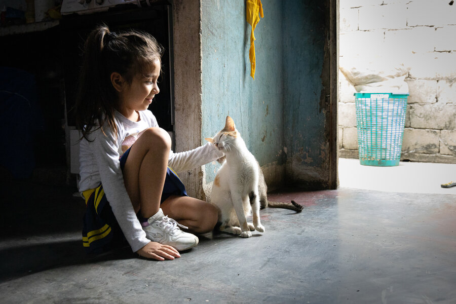 Charlotte se toma un momento para acariciar a su gato.