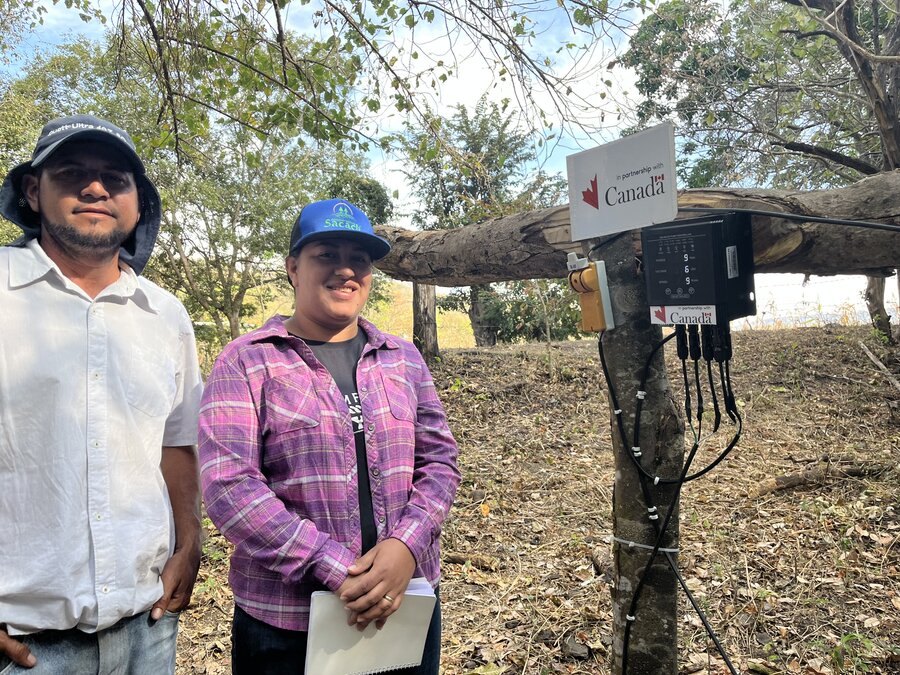 Adalí Cruz y su esposa Zeidy Zeledón frente al dispositivo que acciona la bomba de agua que opera con electricidad. Foto: WFP/Sabrina Quezada