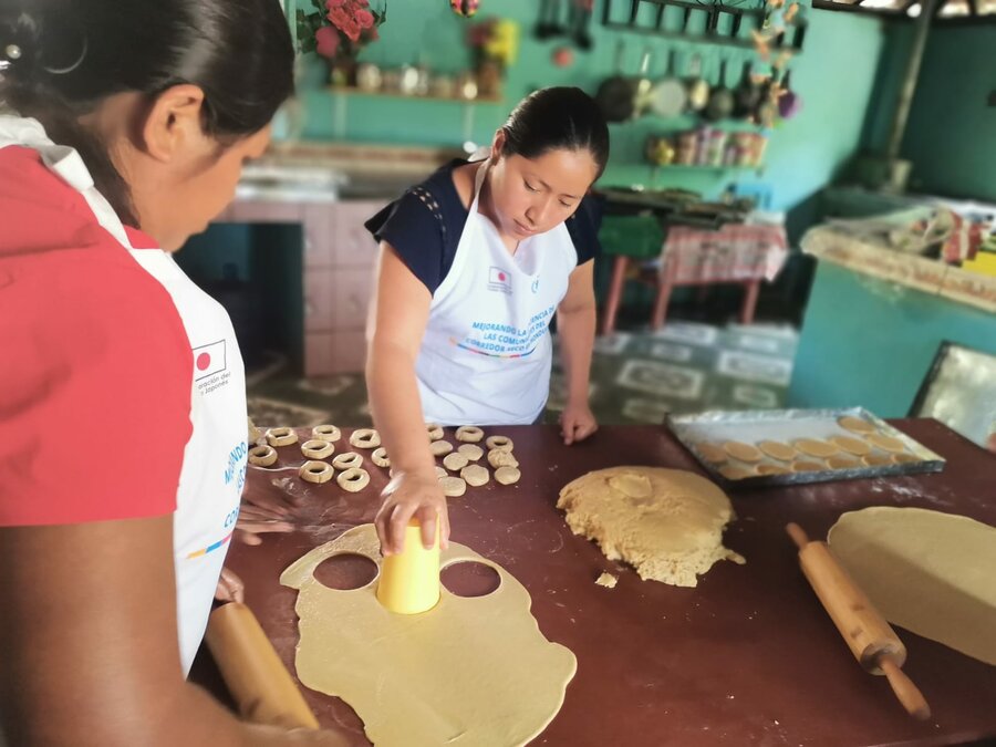 Mujeres hacen pan con harina de yuca en Guajiquiro, Honduras. 