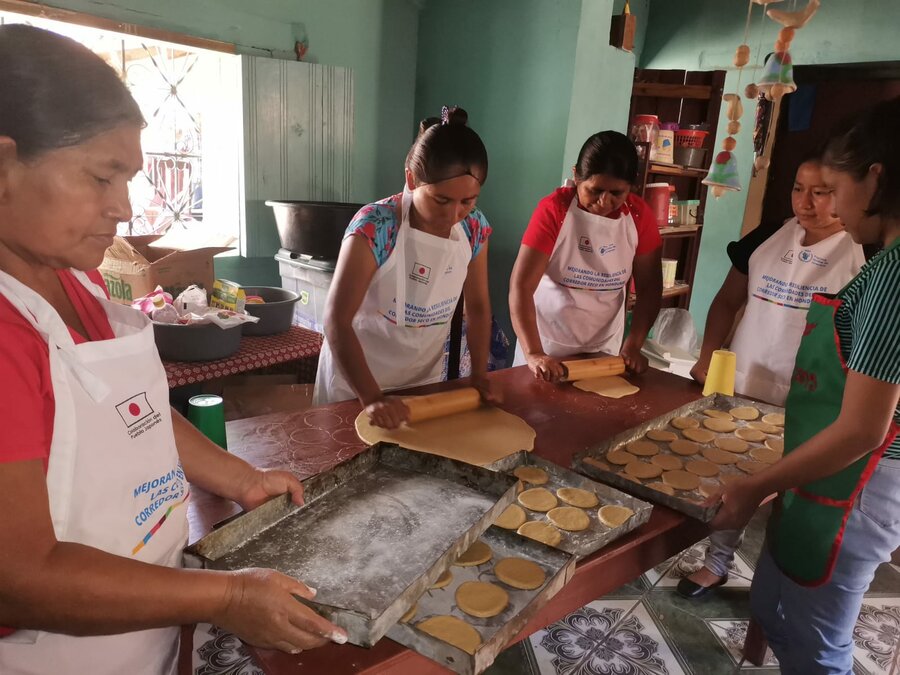 Las mujeres de Guajiquiro están contenta con los logros y el alcance de su panadería. 