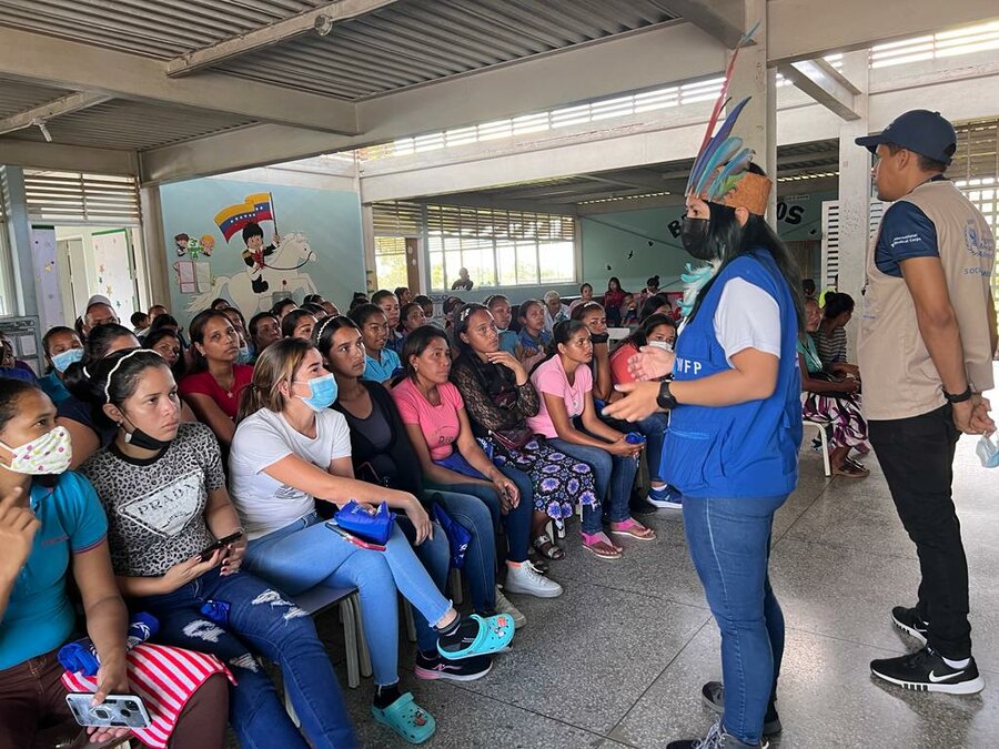 Milagros Mayaure lleva su penacho a todas partes. Foto: WFP/Lorena García