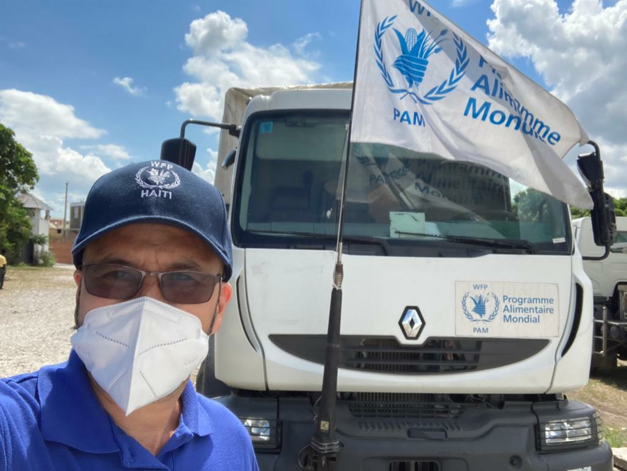 Luis Vergara en frente de un camión durante su despliegue para la emergencia en Haití.