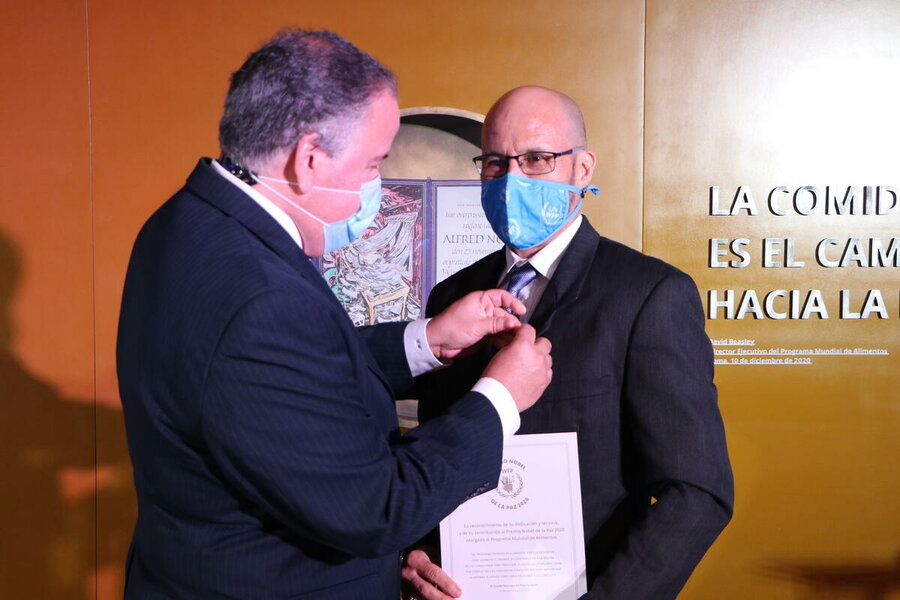 Luis Vergara recibe el pin del Premio Nóbel de la Paz 2020 de manos del Director Regional, Miguel Barreto. Foto: WFP/Elio Rujano