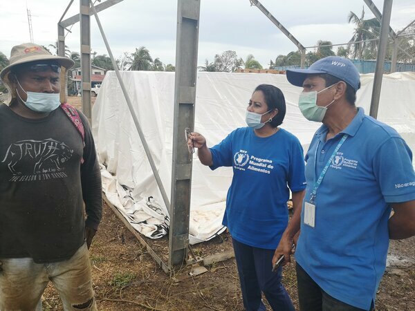 Erby Franklin conversa con un trabajador durante las labores de limpieza de escombros tras el paso del huracán Iota. Foto: WFP/Elio Rujano