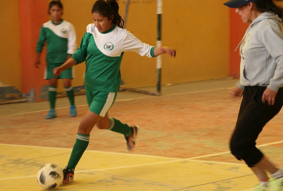 Cilda Mamani juega al fútbol toque. Foto: WFP/Elio Rujanno