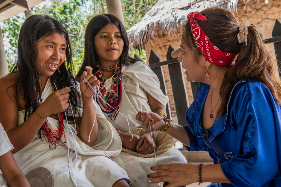 Graciela Barros habla con dos mujeres arhuacas durante una visita a su comunidad. Foto: WFP/Rein Skullerud