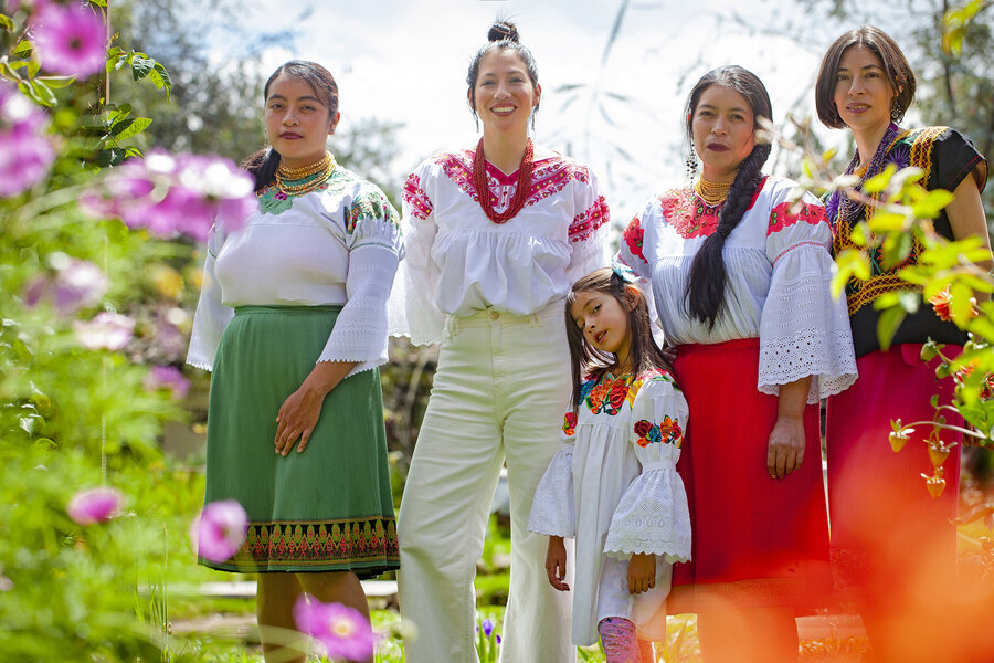 Cuatro mujeres adultas y una niña del proyecto La Divina Papaya