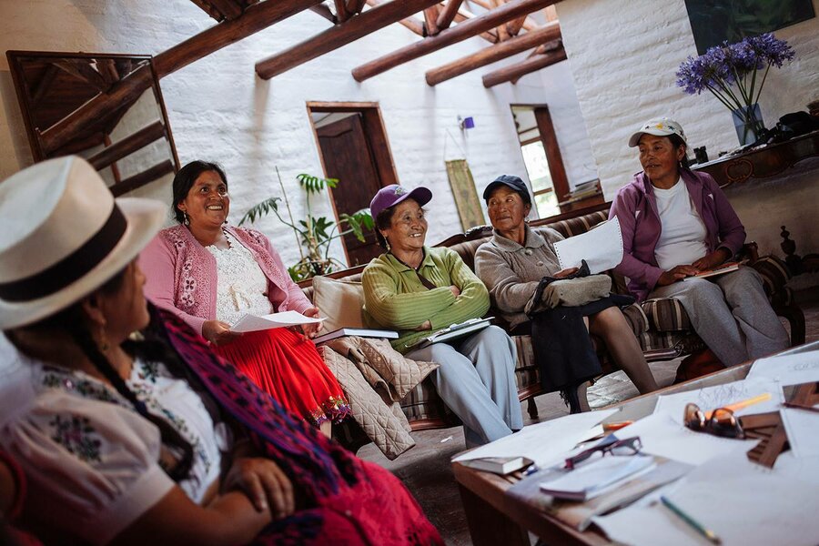 Reunión del grupo de La Divina Papaya con productoras ecuatorianas. 