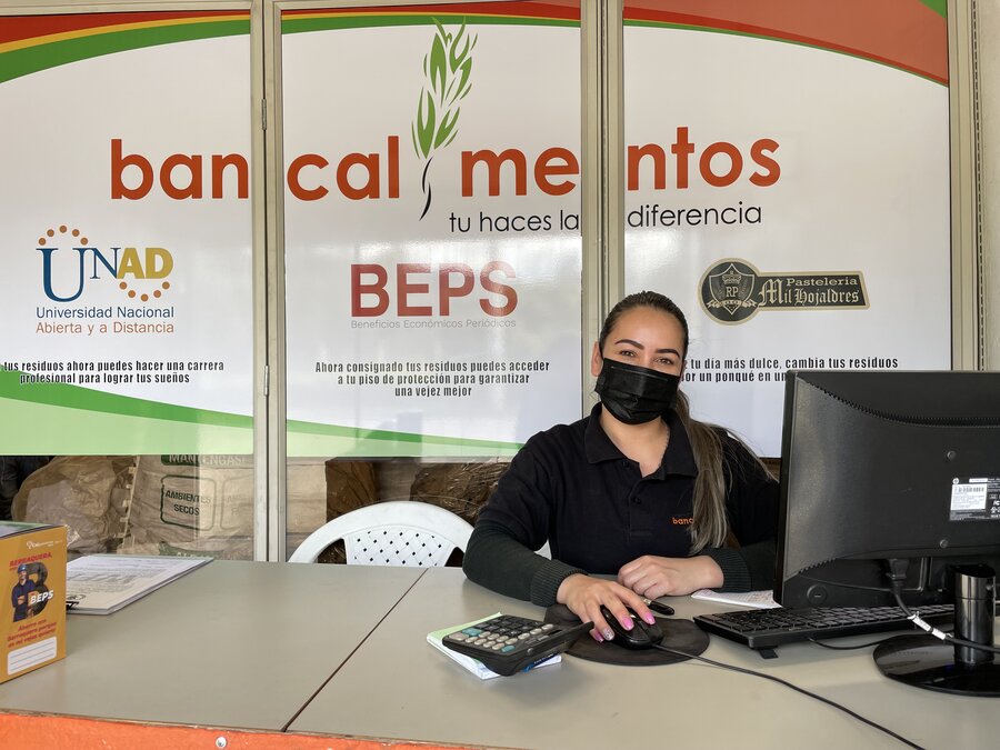 Foto de la entrada de Bancalimentos con una recepcionista en Colombia