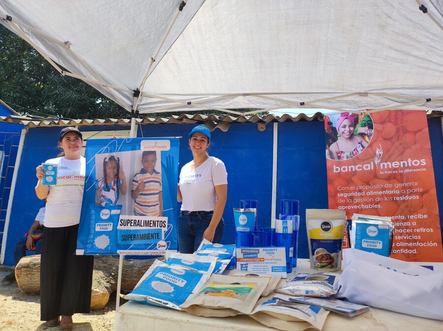 Dos colaboradoras de Global Meals durante una feria para promocionar sus productos.