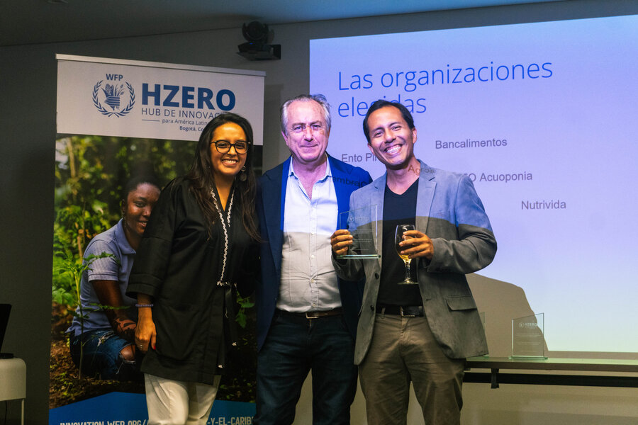 Robinson recibe la placa de reconocimiento del proyecto de Innovación HZero.