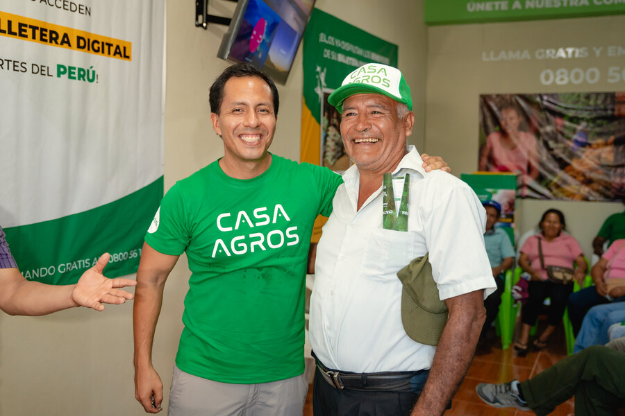 Jefe de Agros con un productor