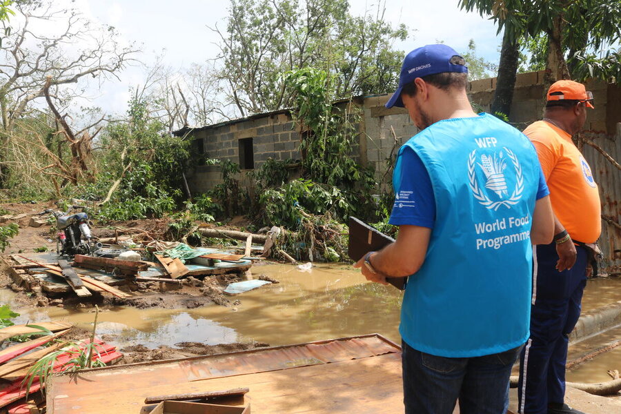 Los empleados de WFP y del gobierno evalúan los daños dejados por el huracán Fiona en 2022, después de barrer la República Dominicana. Foto: WFP/Marcelle Rodriguez