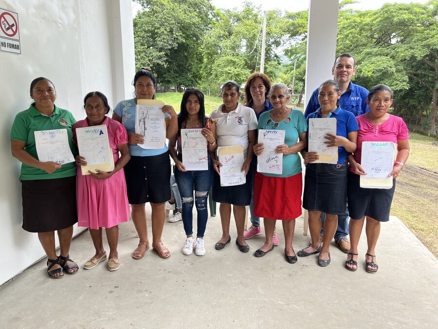 9 mujeres del pueblo indígena matagalpa posan con sus títulos de propiedad. 