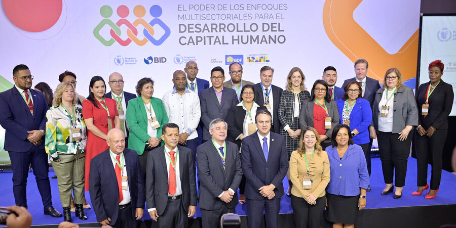 Foto grupal de los expositores que participaron de la Reunión Regional de Alto Nivel para el Desarrollo del Capital Humano