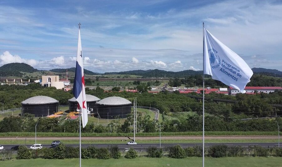 Izada de la bandera de Panamá junto a la bandera de WFP en la Ciudad del Saber frente al Canal de Panamá.