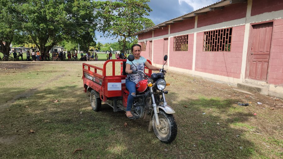 Hilda, una de las recicladoras, conduce una motocarga a las comunidades para recoger material para reciclar. 