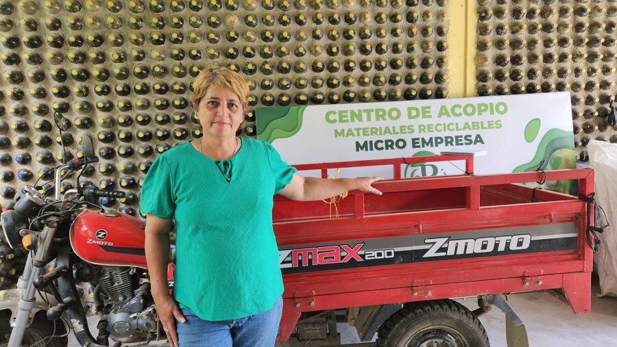Maria Oneyda Tejeira es hondureña y participa de un proyecto de reciclaje. Está parada al frente de una motocarga.