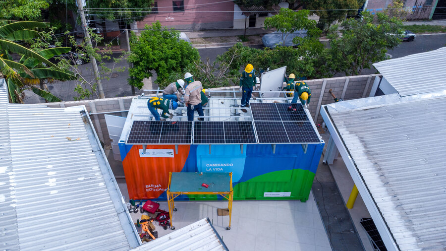 Instalación de paneles solares en "Kitchen-in-a-Box". Foto: WFP/Gabriela Moreno Photo: WFP/Gabriela Moreno