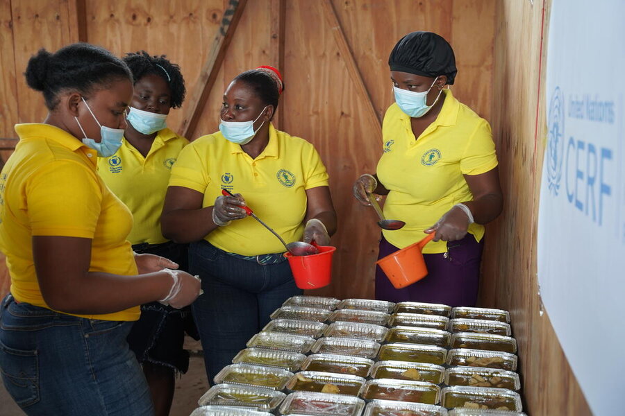 Women prepare hearty WFP meals at a school in another part of Haiti's capital, where about 1,000 people are sheltering from gang violence. Photo: WFP/Tanya Birkbeck