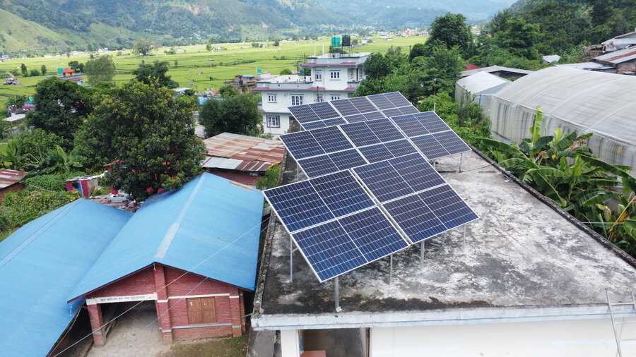 Paneles solares instalados en uno de los colegios como parte del proyecto piloto. Foto: WFP/Biplob Rakhal