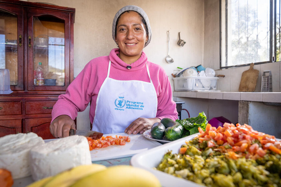 Miriam Revelo Castro prepares healthy hot meals for children at the Carlos Montúfar school with fresh food provided by local farmers in the community of San Rafael. Photo: WFP/Esteban Barrera