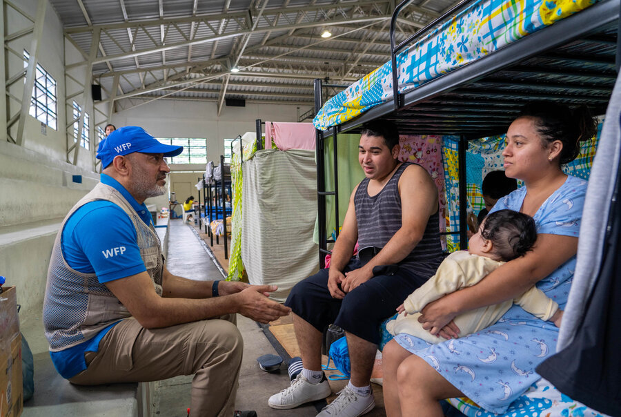 El director de país de WFP, Riaz Lodhi, (a la izq) conversa con una pareja de esposos en un albergue.