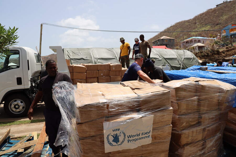 Personal humanitario desempaca los alimentos secos y enlatados en la Isla Unión para luego distribuirlos entre la población afectada.