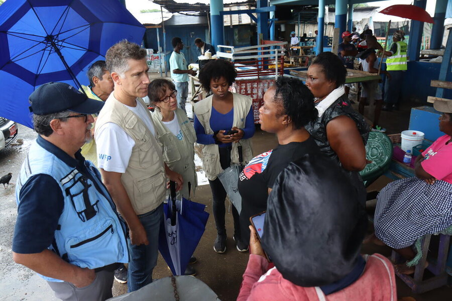 Persona de distintas agencias de las Naciones Unidas visitan un refugio en Kingston, Jamaica, afectada por el huracán Beryl.