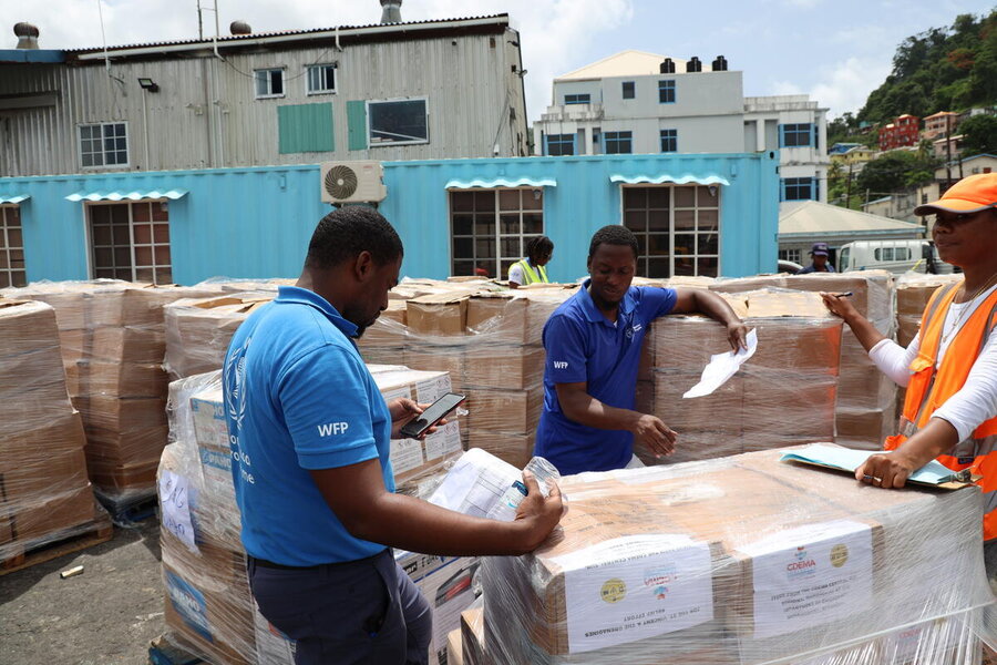 Dos funcionarios de WFP reciben un cargamento humanitario en el puerto de Kingstown, San Vicente y las Granadinas.