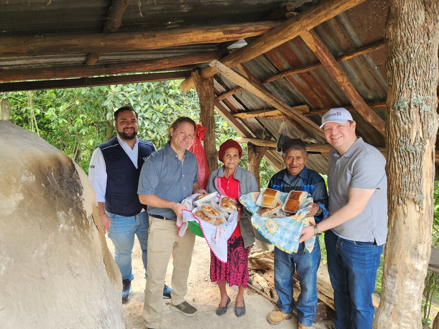 El jefe de Cooperación de Canadá junto a dos beneficiarios dueños de una panadería.