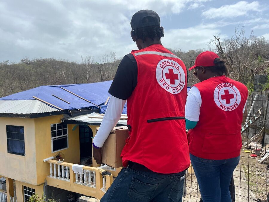 Grenada Red Cross Society volunteers carry WFP food boxes on Cariacou island, where WFP works with the National Disaster Agency