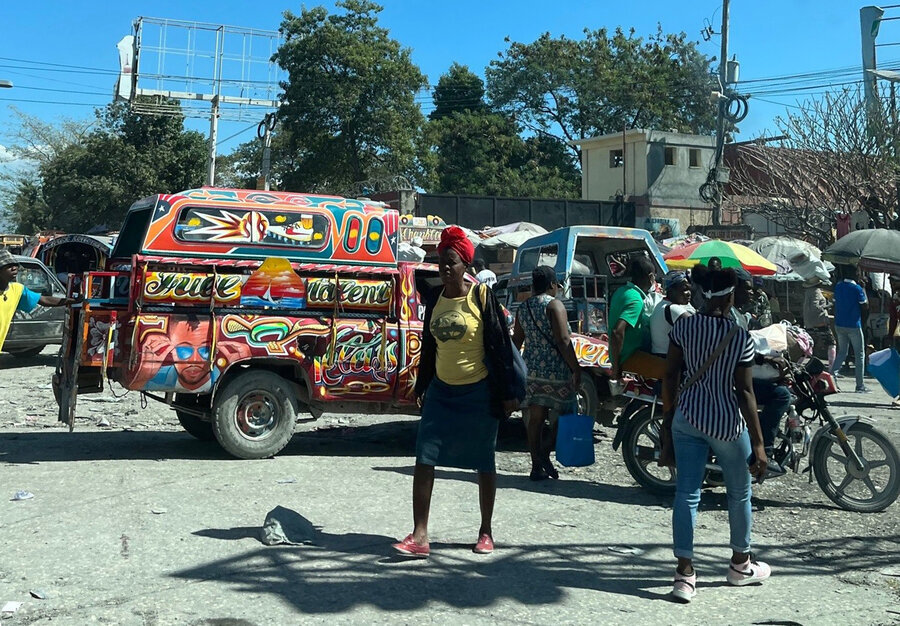 Personas en Puerto Príncipe caminando en las calles. Detrás un transporte colectivo local. Foto: WFP / Peyvand Khorsandi