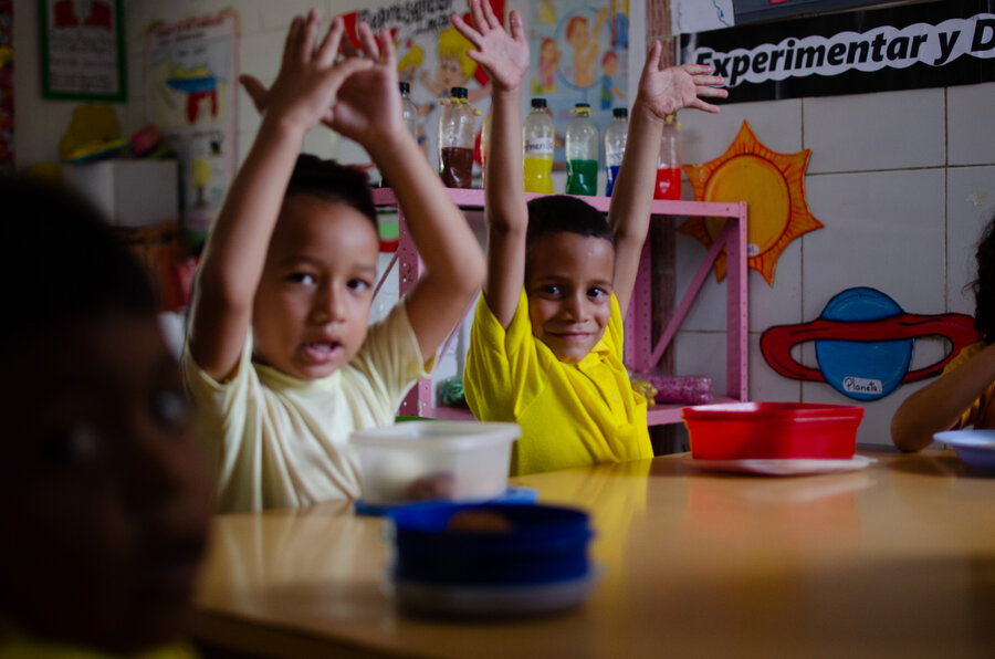 Niños reciben su comida con arepas y vegetales. Foto: WFP / Marianela Gonzalez 