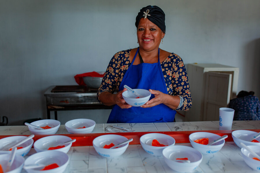 Nelly entrega alimentación escolar en una escuela de Manta, Ecuador. Foto: WFP / Gonzalo Ruiz