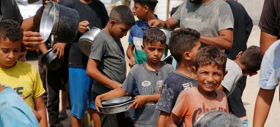 Un grupo de niños en espera para recibir comidad en Gaza. Foto: UNRWA