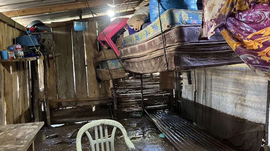 Colchones y otras pertenencias cuelgan del techo de una casa en la comunidad de Villa Hermosa. Foto: WFP / Ana Lam