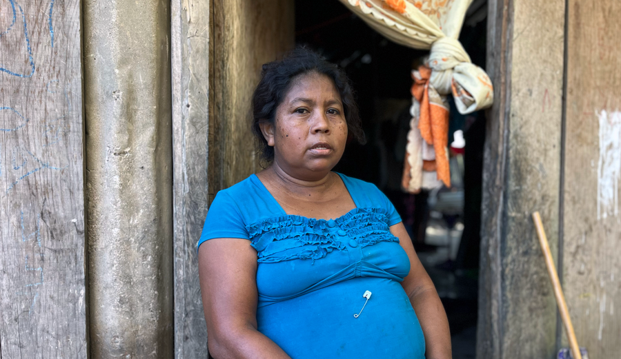 María Regina Montoya en la entrada de su casa en la comunidad de Villa Hermosa. Foto: WFP / Ana Lam