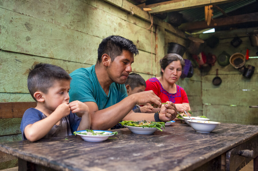 Una familia comparte su almuerzo en Guatemala