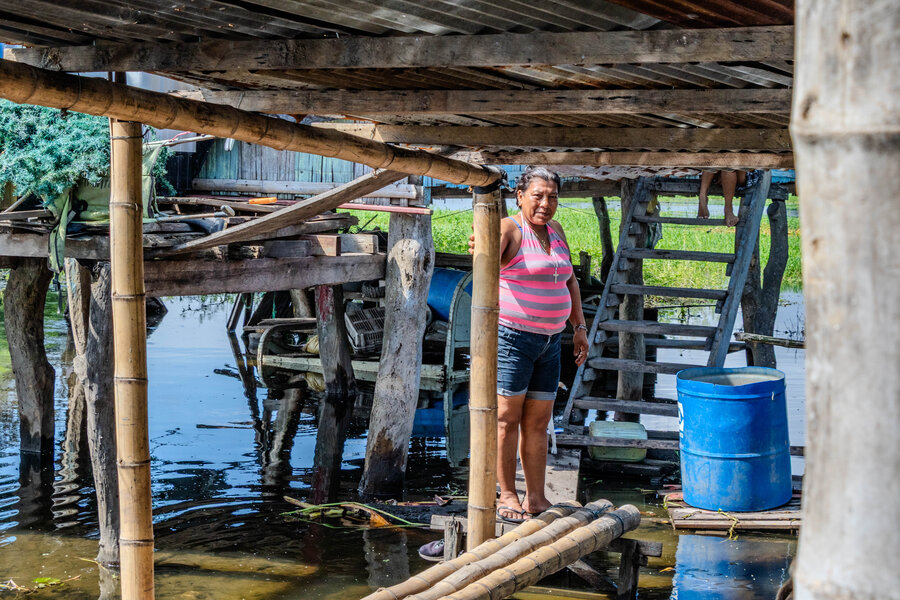 Dalinda nos indica como las inundaciones han afectado su vivienda. Foto: WFP/Gonzalo Ruiz 