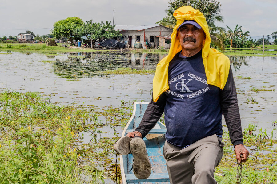 Pedro utilizando una de las canoas comunitarias para salir a la carretera principal. Foto: WFP/Gonzalo Ruiz 