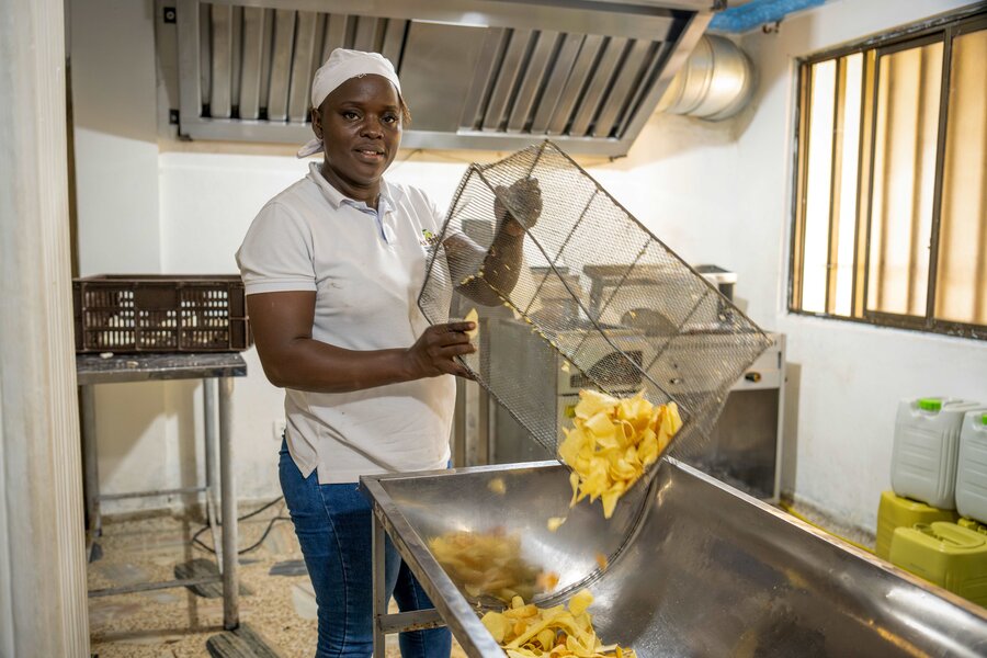 Daira en una cocina industrial preparando la papachina. Foto: WFP / Colombia