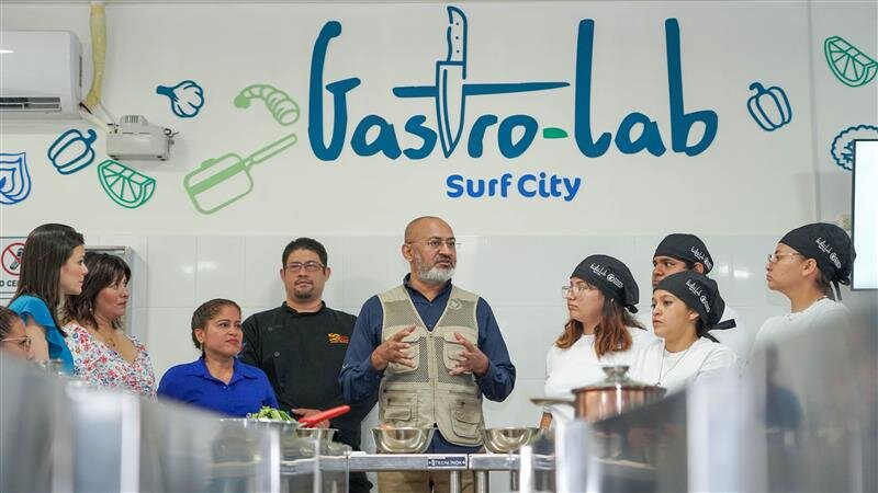 Riaz Lodhi con un grupo de participantes de Gastro-Lab en Sruf City.