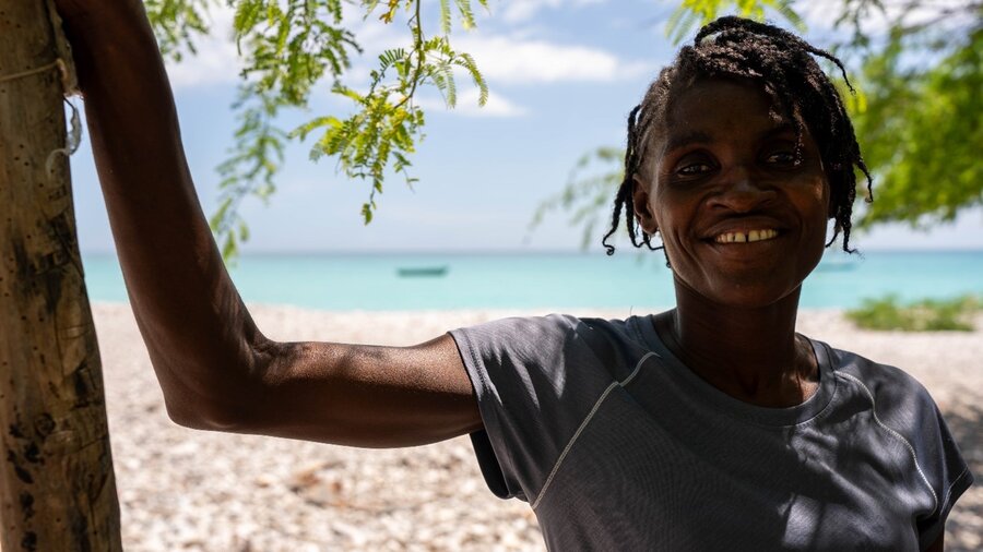 Nona Pierre, de 41 años, madre de siete hijos, ha sido abandonada varias veces por los padres de sus hijos. Ahora dirige su propio negocio y anima a otras mujeres a iniciar los suyos. Sureste de Haití. ©WFP/Pedro Rodrigues