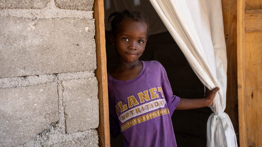 Zarafina, la hija de Nona de 12 años, y yo tuvimos una conversación interesante sobre frutas locales. Ella no sabía qué había en su camiseta, y nos reímos mientras yo se lo explicaba. ©WFP/Pedro Rodrigues