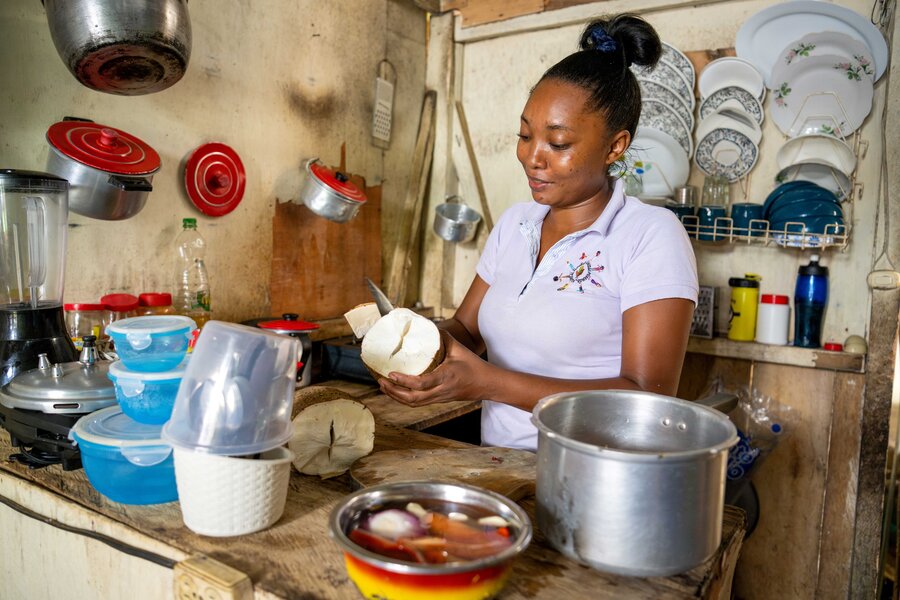 Sorelly pelando la yuca que cosechó en su huerta. Foto: WFP / Colombia.