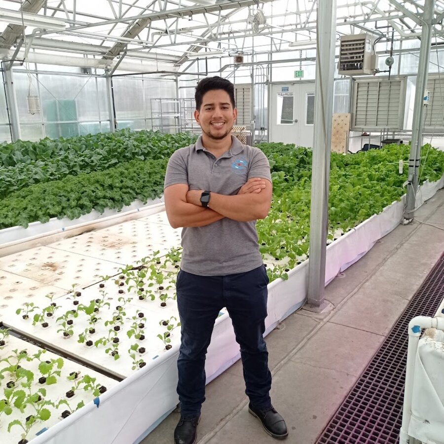 Witiman frente a un cultivo con la metodología de acuaponía. Foto: WFP / Colombia