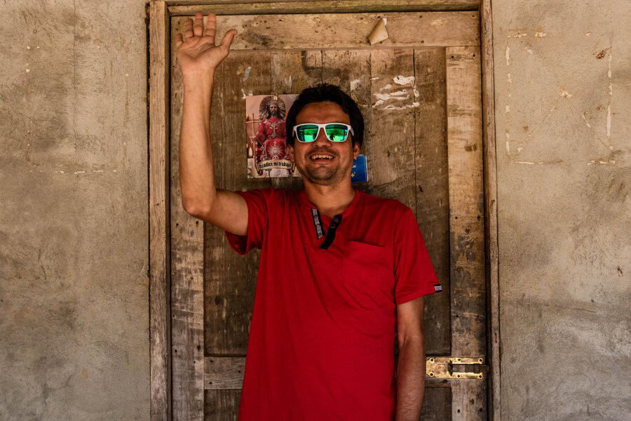 Jhony Valarezo, miembro de la comunidad de Piñas, provincia de El Oro. En la puerta de su casa, afectada por las inundaciones. Foto: WFP / Gonzalo Ruiz