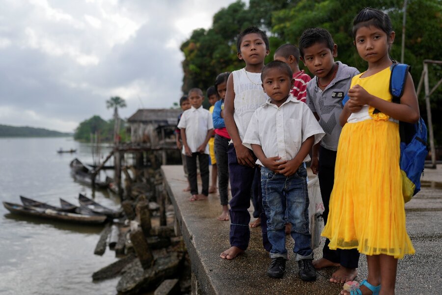 Niños y niñas de la comunidad al borde del río. Foto: WFP / Matías Delacroix